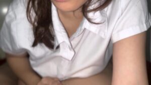 สาวนมใหญ่เงี่ยนจัดเล่าเรื่องเย็ดผู้ชายอื่นให้แฟนฟัง แล้วโดนซอยหีแตกในคาหี