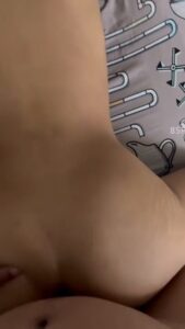 คลิปหลุดมาเลเซีย เย็ดหีสดสาวมลายูวัย18+ น่ารักโดนซอยท่าหมาแรงๆ แตกในคาห้องนอน