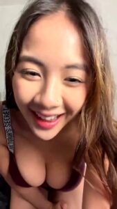 สาวเอเชียตัวจิ๋วซอยหีด้วยนิ้วแฉะน้ำเงี่ยนทะลัก ครางเสียวลั่นห้องนอน หีแดงฉ่ำเงี่ยนจัด