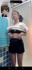 สาวแว่นหีฉ่ำนมยักษ์นั่งซอยหีคอลเสียวในห้องน้ำ ครางเสียวน้ำเงี่ยนพุ่งกระฉูด