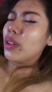 คลิปหลุดไทย สาวขาวน่าเย็ด โดนแฟนควยใหญ่ซอยหีโครตแรง แตกในมิดลำครางลั่น