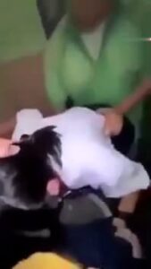 คลิปหลุดนักเรียนมัธยมถูกเพื่อนรุมเย็ดหีสดแตกในคาห้องเรียน