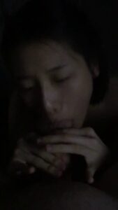 สาวผิวขาวนมใหญ่อมควยมิดลำโพง ดูดลึกคอหอยดังจ๊วบๆ