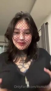 คลิปหลุด OnlyFans น้องมุก หุ่นอวบสาวสักลาย นมยักษ์ยัดปากตัวเอง ครางเสียวโคตรเงียน