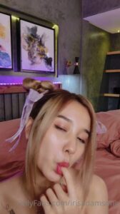 คลิปหลุด Onlyfans น้องไอริส เงี่ยนหีชมพูช่วยตัวเองกลางบ้าน ถูกแฟนควยใหญ่ซอยหีสดแตกในคาหี