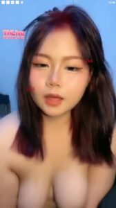 สาวอวบหีฉ่ำนมใหญ่โดนควยเทียมซอยหีสดๆ ครางลั่นน้ำเงี่ยนแตกพุ่ง ไลฟ์สดหื่นๆ